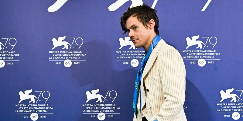 Gaya Retro Harry Styles Saat Hadiri Venice Film Festival 2022