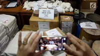 Sejumlah barang bukti kasus produksi ilegal obat Somadril (PCC) ditampilkan di Bareskrim Polri, Jakarta, Jumat (22/9). Petugas berhasil mengamankan pabrik dan barang bukti 4 ton PCC ilegal dari 4 tersangka. (Liputan6.com/JohanTallo)