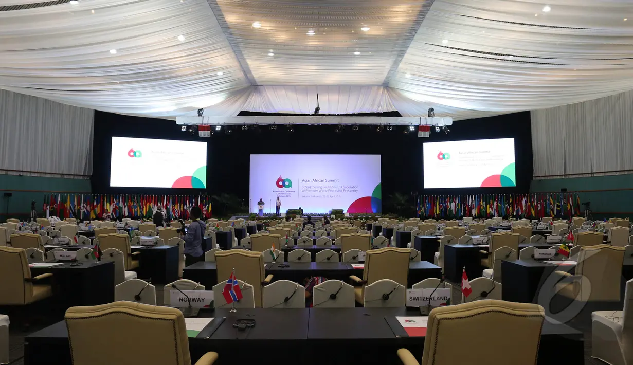 Sejumlah petugas menyelesaikan persiapan ruangan yang digunakan untuk pembukaan Asian-African Summit dalam rangka peringatan ke-60 Konferensi Asia Afrika di Jakarta Convention Centre, Jakarta, Selasa (21/4/2015). (Liputan6.com/Herman Zakharia)