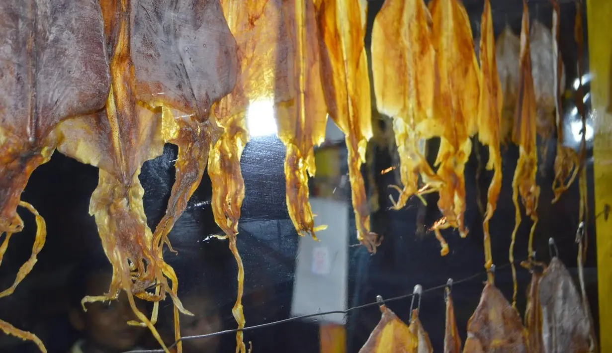Menu khas warga Pontianak saat berbuka puasa adalah  Sotong Pangkong. Sotong Pangkong adalah menu olahan cumi kering yang dibakar. Uniknya lagi, setelah dibakar cumi atau sotong tadi dipukul-pukul dengan palu. (Istimewa)