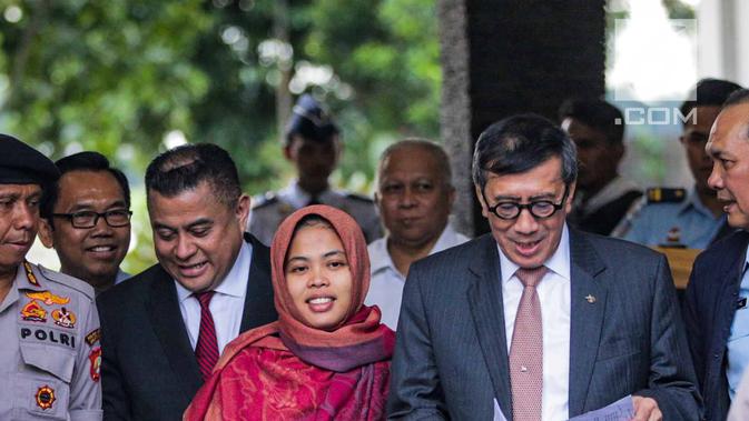 Siti Aisyah didampingi Menteri Hukum dan HAM Yasonna Laoly tiba di Bandara Halim Perdanakusuma, Jakarta, Senin (11/3). Jaksa Agung Malaysia menggunakan wewenangnya untuk tidak melanjutkan penuntutan. (Liputan6.com/Faizal Fanani)