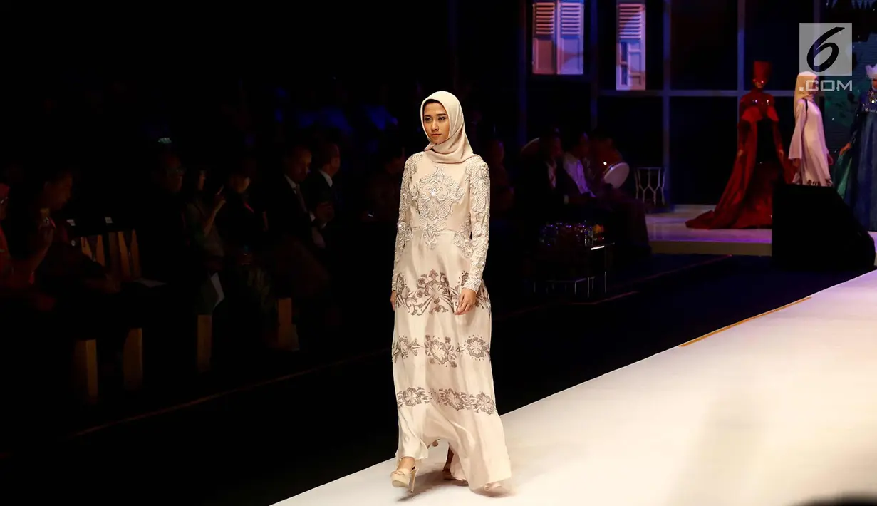 Model berjalan mengenakan busana muslim saat pembukaan Muffest 2018, Jakarta, Kamis (19/4). Selain fashion show, Muffest menyajikan pameran 200 merek fashion muslim yang berlangsung mulai 19 April hingga 22 April 2018. (Liputan6.com/Immanuel Antonius)