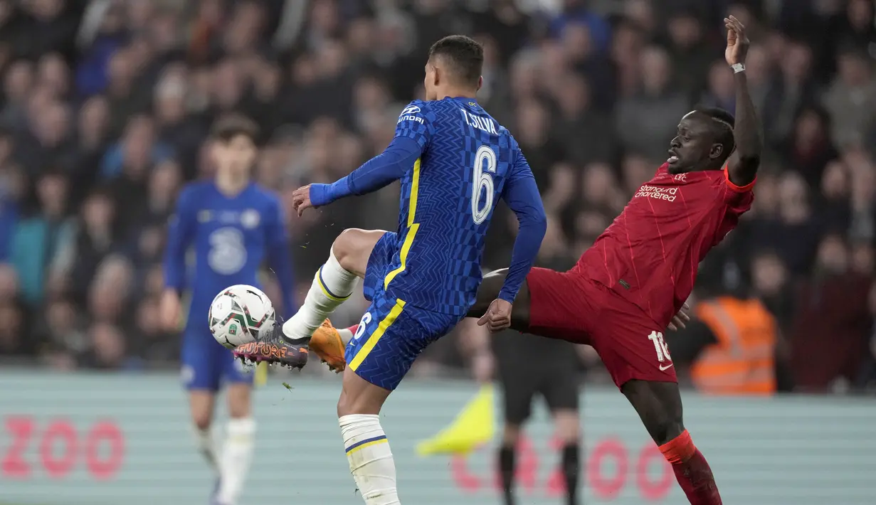 Penyerang Liverpool, Sadio Mane (kanan) berebut bola dengan bek Chelsea, Thiago Silva dalam pertandingan final Piala Carabao Cup di Stadion Wembley, London, Senin (28/2/2022). Liverpool memenangkan adu penalti 11-10 setelah pertandingan berakhir imbang 0-0. (AP Photo/Alastair Grant)