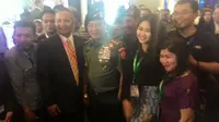 Jenderal TNI Moeldoko foto bersama pengunjung Indo Defence 2014