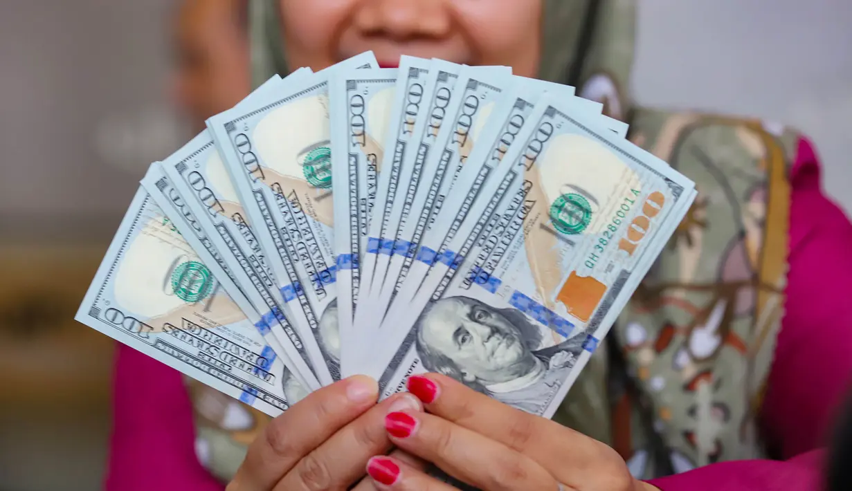 Karyawan menunjukkan lembaran uang Dolar AS di VIP Money Changer, Jakarta, Jumat (5/6/2026). (merdeka.com/Arie Basuki)