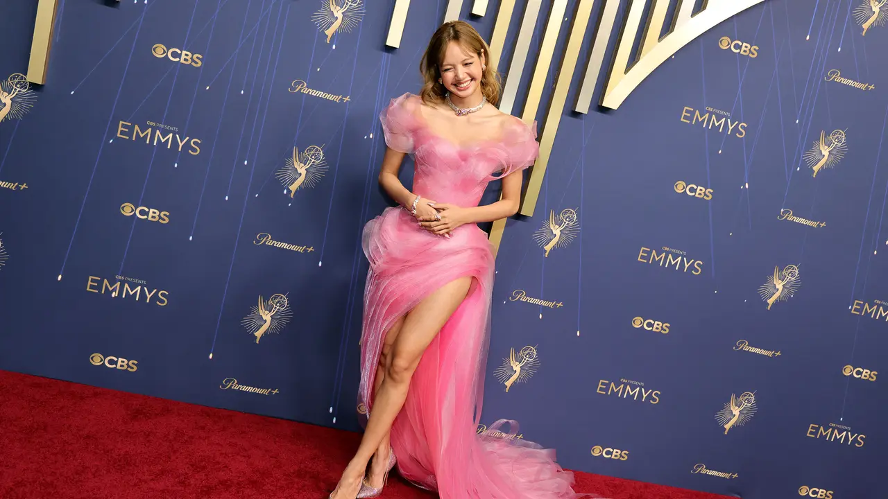 Gaya 8 Bintang di Karpet Merah Emmy Awards 2025, Lisa Debut dengan Gaun Pink