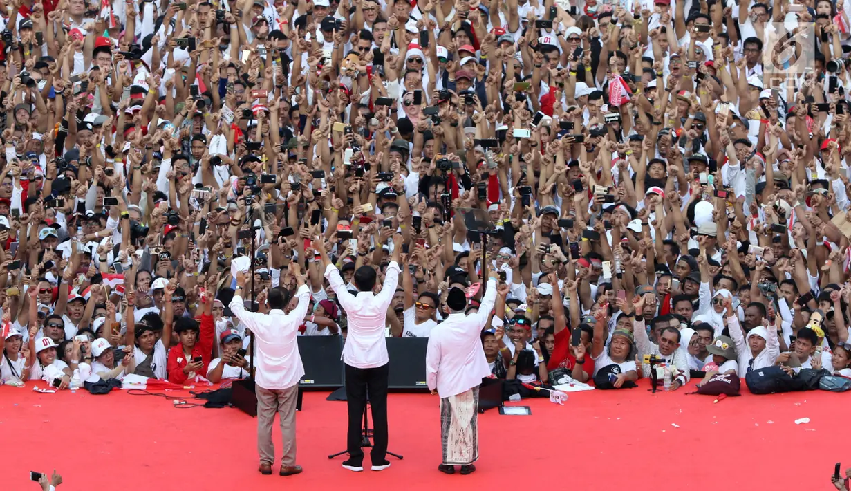 Capres nomor urut 01 Joko Widodo atau Jokowi didampingi Cawapres Ma’ruf Amin dan Wapres Jusuf Kalla saat menghadiri kampanye akbar di Stadion Utama GBK, Senayan, Jakarta, Sabtu (13/4). Kampanye yang dihadiri 500 musisi artis dan budayawan bertajuk Konser Putih Bersatu. (Liputan6.com/Angga Yuniar)