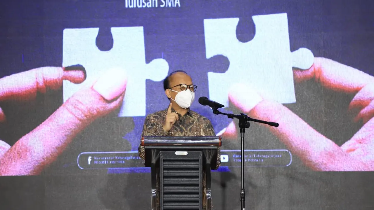 Sekjen Anwar saat menjadi pembicara pada Webinar bertajuk "Strategi Pengembangan Sistem Informasi Pasar Kerja Nasional"