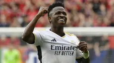 Pemain Real Madrid, Vinicius Junior, melakukan selebrasi setelah mencetak gol ke gawang Osasuna pada laga pekan ke-29 La Liga 2023/2024 di Stadion El Sadar, Sabtu (16/03/2024). (AP Photo/Alvaro Barrientos)