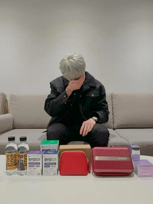 <p>Namun demikian, sejumlah penggemar terang-terangan menyatakan ketidaksukaannya terhadap rambut baru sang aktor. "What happen with your hair my sweet Oppa 😱 this colour doesn't suit you," kata salah satu fans. "So old your hair turned grey," tambah yang lainnya. (Foto: Instagram/ leedongwook_official)</p>