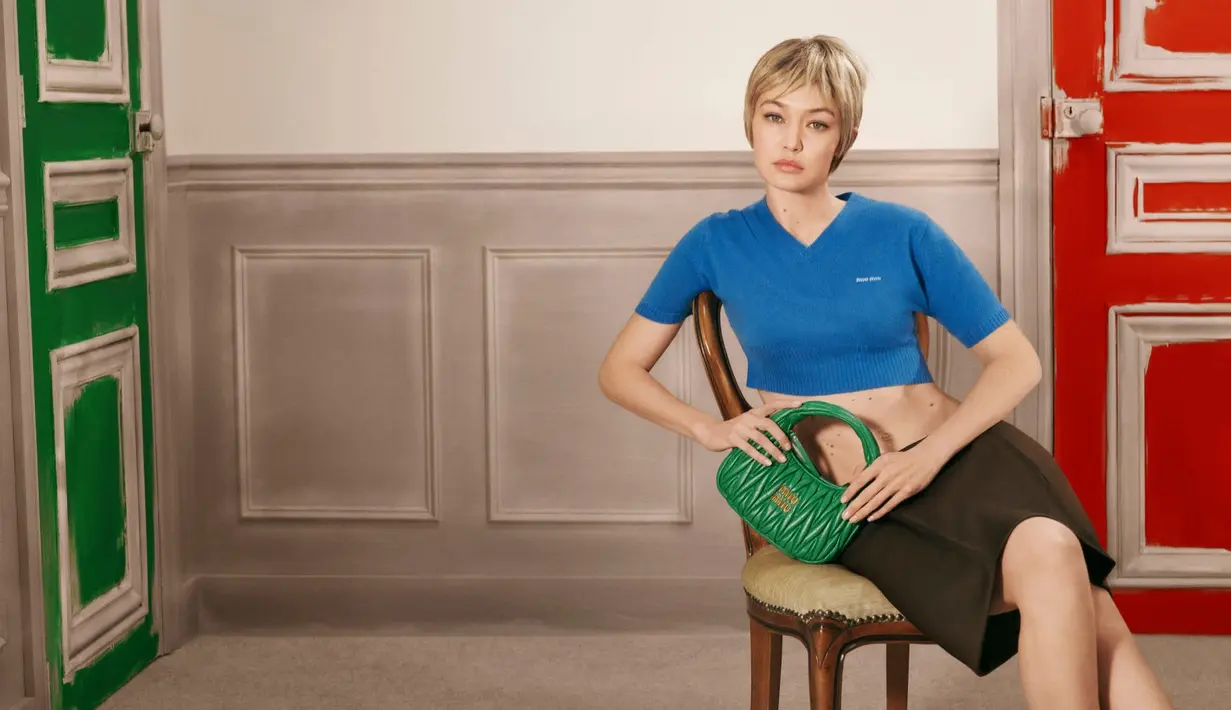 Dipotret oleh Steven Meisel, kampanye ini memperlihatkan karakter perempuan muda yang percaya diri, bebas, dan berani mengubah ruang klasik menjadi lebih personal. [Dok/Miu Miu].