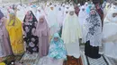 Umat muslim melaksanakan salat Idul Fitri di kawasan Pelabuhan Sunda Kelapa, Jakarta, Rabu (5/6/2019). Umat muslim seluruh Indonesia merayakan Hari Raya Idul Fitri 1440 Hijriah setelah sebelumnya melaksanakan puasa Ramadan selama sebulan penuh. (merdeka.com/Arie Basuki)