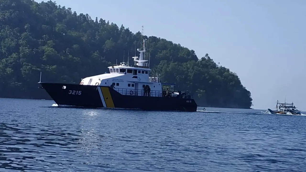Kapal Pengawas Perikanan milik KKP menangkap satu Kapal Perikanan Asing (KIA) asal Filipina yang melakukan kegiatan illegal fishing di perairan Indonesia. (Dok KKP)