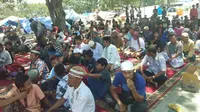 Ratusan warga Palu, Sulawesi Tengah yang menjadi korban gempa dan tsunami melaksanakan salat Jumat (Liputan6.com/ Ady Anugrahadi)