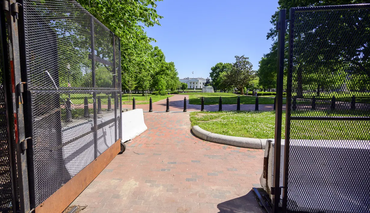 Pagar keamanan terlihat terbuka di Lafayette Square dekat Gedung Putih di Washington, DC, pada Selasa (10/5/2021). Lafayette Square dibuka kembali untuk pejalan kaki hampir setahun setelah daerah itu dipagari ketika demonstrasi semakin besar sebagai tanggapan atas kematian George Floyd. (Eric BARADA