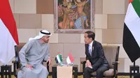 Presiden Joko Widodo bertemu dengan Presiden Uni Emirat Arab (UEA) Sheikh Mohammed bin Zayed Al Nahyan (MBZ) di sela-sela acara B20 Summit di Bali Nusa Dua Convention Center (Sekretariat Presiden)