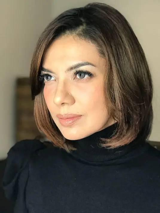 Bukan hanya gaya berbusananya, namun riasan wajah dalam kesehariannya juga sangat natural, terlebih dengan lispticknya yang nude. Make up di bagian matanya yang bold membuat kesan Najwa memiliki sorotan mata yang tajam. (Instagram/najwashihab)