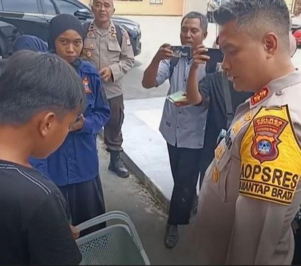 Kapolres Kotabaru AKBP Tri Suhartanto mencuri perhatian lantaran aksinya mencium tangan bocah penjual kue viral di media sosial.