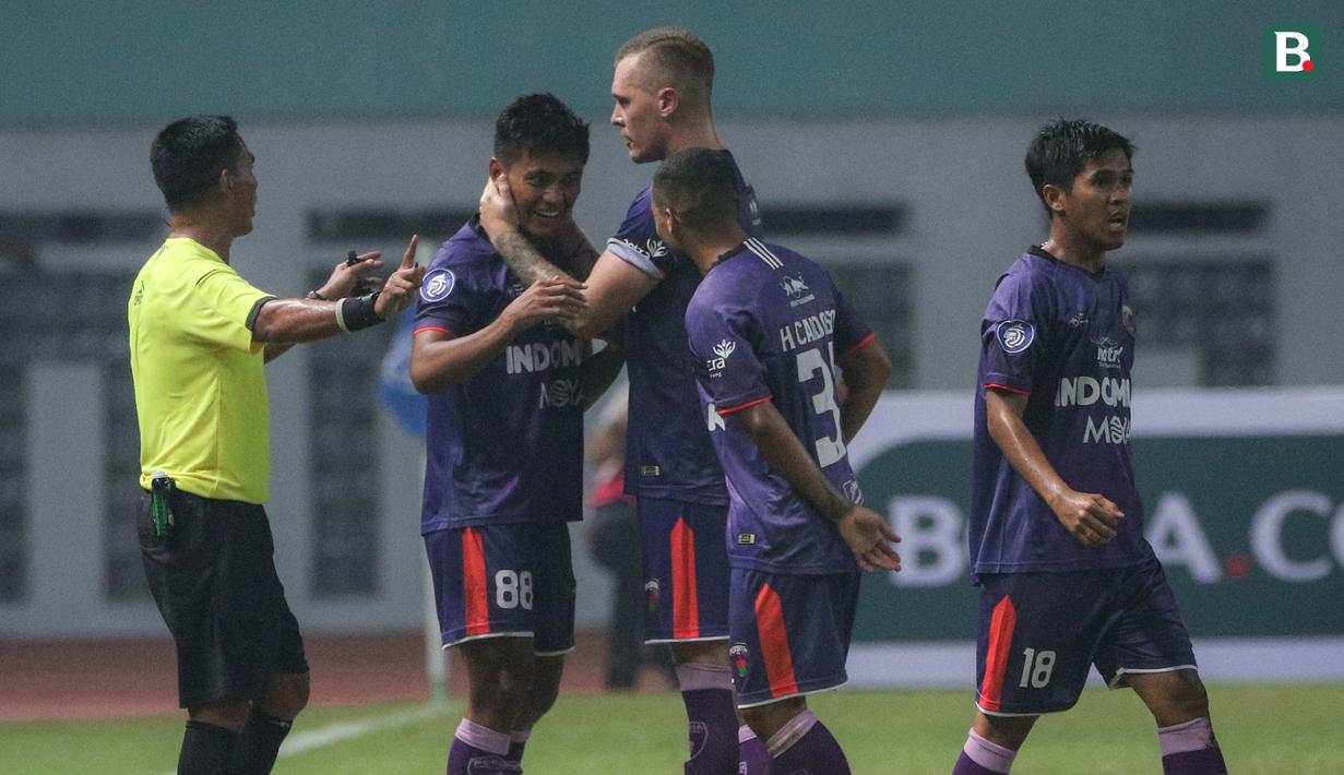Penyerang Persita Tangerang, Irsyad Maulana (kedua dari kiri) bersama rekan setim merayakan gol penyeimbang 1-1 ke gawang Persib Bandung dalam laga pekan kedua BRI Liga 1 2021/2022 di Stadion Wibawa Mukti, Cikarang, Sabtu (11/09/2021). Persita kalah 1-2. (Foto: Bola.com/Bagaskara Lazuardi)