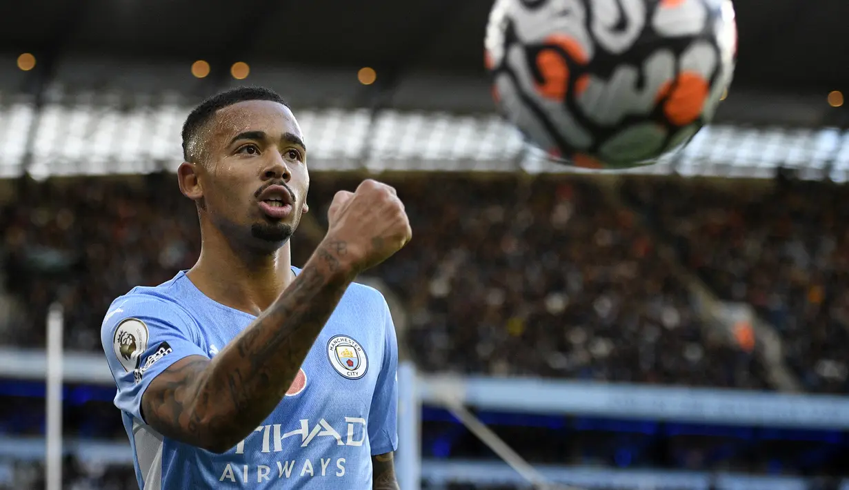 Gabriel Jesus. Striker berusia 25 tahun yang kini tengah menjalani musim pertamanya bersama Arsenal setelah meninggalkan Manchester City pada awal musim 2022/2023 juga menjadi salah satu pemain Brasil dengan jumlah gol terbanyak dalam satu musim kompetisi di Liga Inggris. Enam musim berseragam Manchester City mulai 2016/2017 hingga 2021/2022, ia tercatat dua kali mencetak di atas 10 gol yaitu pada musim 2017/2018 dan 2019/2020 dengan 13 dan 14 gol. (AFP/Oli Scarff)