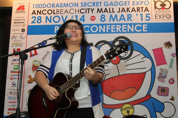 Yuka Tan (penampilan sedang membawakan theme song Doraemon)| copyright vemale.com