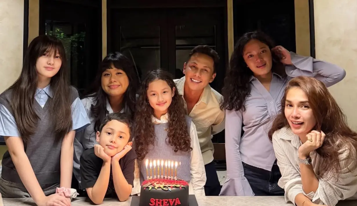 Ussy dan Andhika suasana perayaan ulang tahun Sheva digelar sederhana dan hangat bersama keluarga. Ussy Sulistiawaty dan Andhika Pratama bersama lima anak tampil kompak dengan busana yang dikenakan. [@ussypratama]