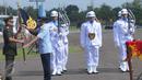 Masekal TNI Agus Supriatna‎ (kanan) menyerahkan pataka TNI AU ke Panglima TNI Jenderal Gatot Nurmantyo di Lanud Halim Perdanakusuma, Jakarta, Jumat (20/1). KSAU Marsekal TNI Agus Supriatna digantikan Hadi Tjahjanto. (Liputan6.com/Helmi Afandi)