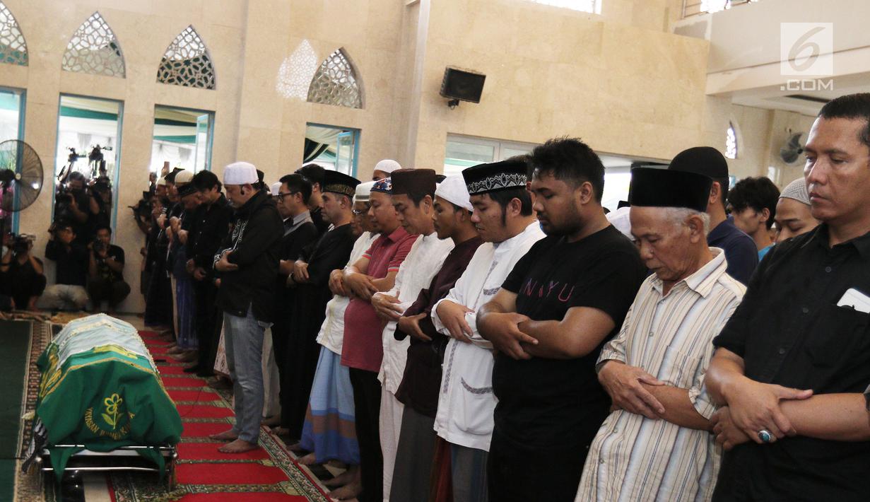 Suasana prosesi Salat Jenazah Julia Perez di mushola dekat kediamannya, Jakarta, Sabtu (10/6). Julia Perez atau yang akrab disapa Jupe, meninggal dunia. Meninggalnya Jupe dikonfirmasi oleh sang adik, Nia Anggia. (Liputan6.com/Herman Zakharia)