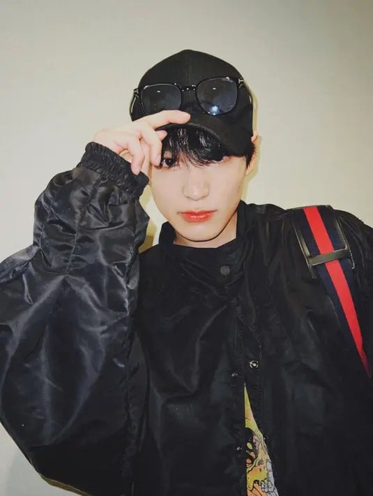 Heo Chan tampil modis mengenakan pakaian dan aksesoris serba hitam. Penyanyi kelahiran Korea Selatan ini dikabarkan hengkang dari boyband VICTON. (Instagram/@nahc_xxh)