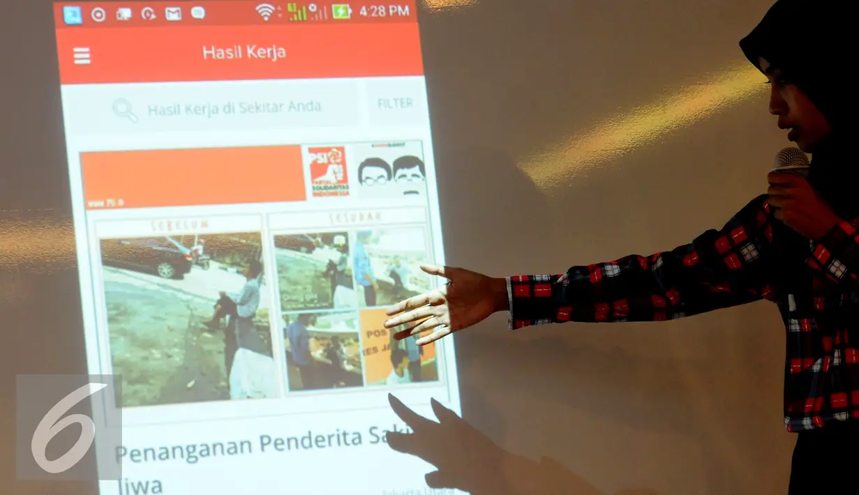 Wasekjen PSI Danik Eka R menjelaskan isi aplikasi Go Ahok2 saat diluncurkan di Jakarta, Senin (28/11). Aplikasi ini untuk memudahkan arus informasi kegiatan dan dukungan buat Cagub dan Cawagub Ahok-Djarot. (Liputan6.com/Helmi Fithriansyah)