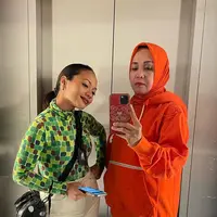 Adu Gaya Amel Carla dan Sang Ibu (Instagram/ oktarina28)