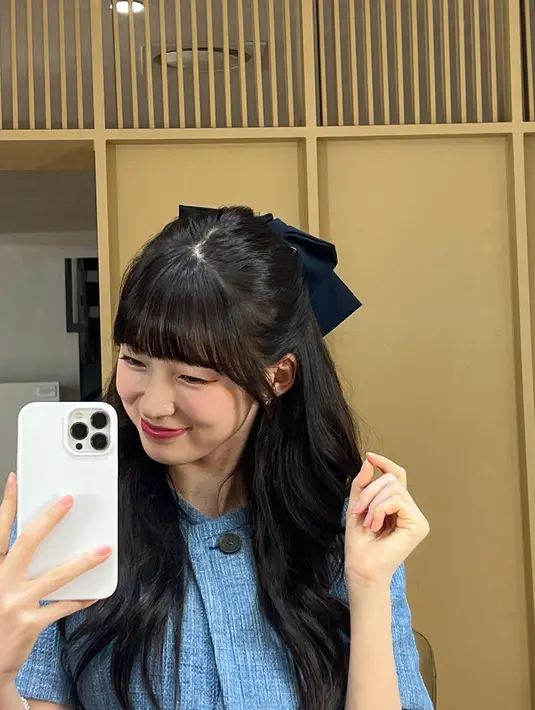 Bintang Alchemy of Souls ini tampil dengan rambut panjang bergelombang berponi. Gaya rambutnya sangat mirip dengan Suzy untuk perannya di drama baru yang berjudul Doona! yang akan tayang di Netflix. (Foto: Instagram/ ye._.vely618)