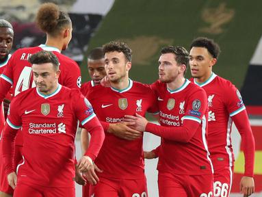 Pemain Liverpool merayakan gol yang dicetak Diogo Jota ke gawang Midtjylland pada laga Liga Champions 2020/2021 di Stadion Anfield, Rabu (28/10/2020) dini hari WIB. Liverpool menang 2-0 atas Midtjylland. (AFP/Peter Byrne/pool)