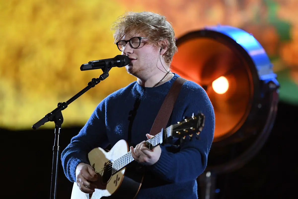 Pesona Ed Sheeran saat Berkaca Mata dan Bermain Gitar Diatas Panggung