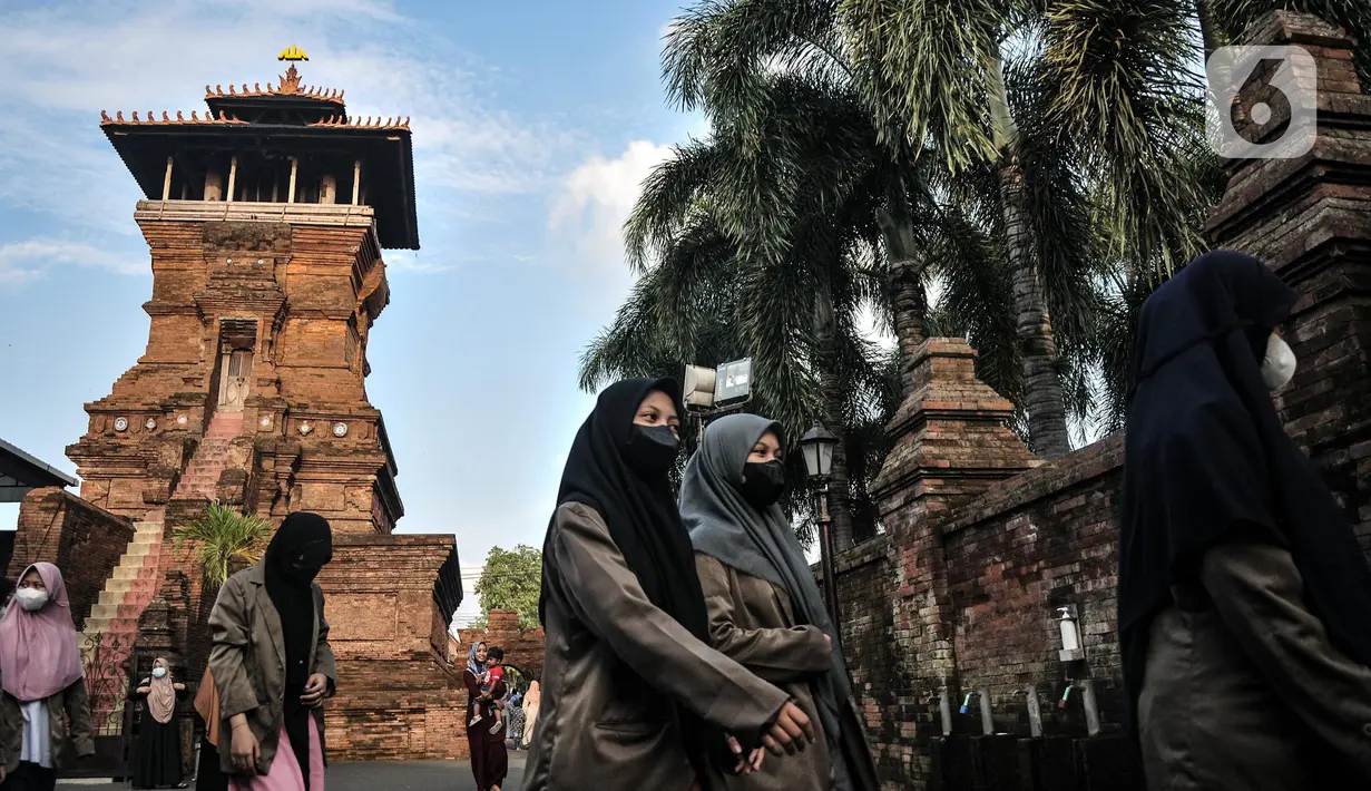 Peziarah saat mendatangi makam Sunan Kudus, Kauman, Kabupaten Kudus, Jawa Tengah, Rabu (30/3/2022). Jelang bulan suci Ramadhan, ribuan umat muslim dari berbagai daerah di Indonesia mulai memadati makam Sunan Kudus untuk berziarah sebagai tradisi  sebelum puasa. (merdeka.com/Iqbal S. Nugroho)