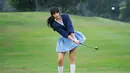 Gaya chic Anya Geraldine yang terkenal geluti berbagai cabang olahraga. Di sini ia mengenakan outfit golf cropped shirt top putih yang ditumpuknya dengan cropped hoodie biru navy dan dipadukannya dengan mini skirt biru muda yang serasi. [Foto: Instagram/anyageraldine]