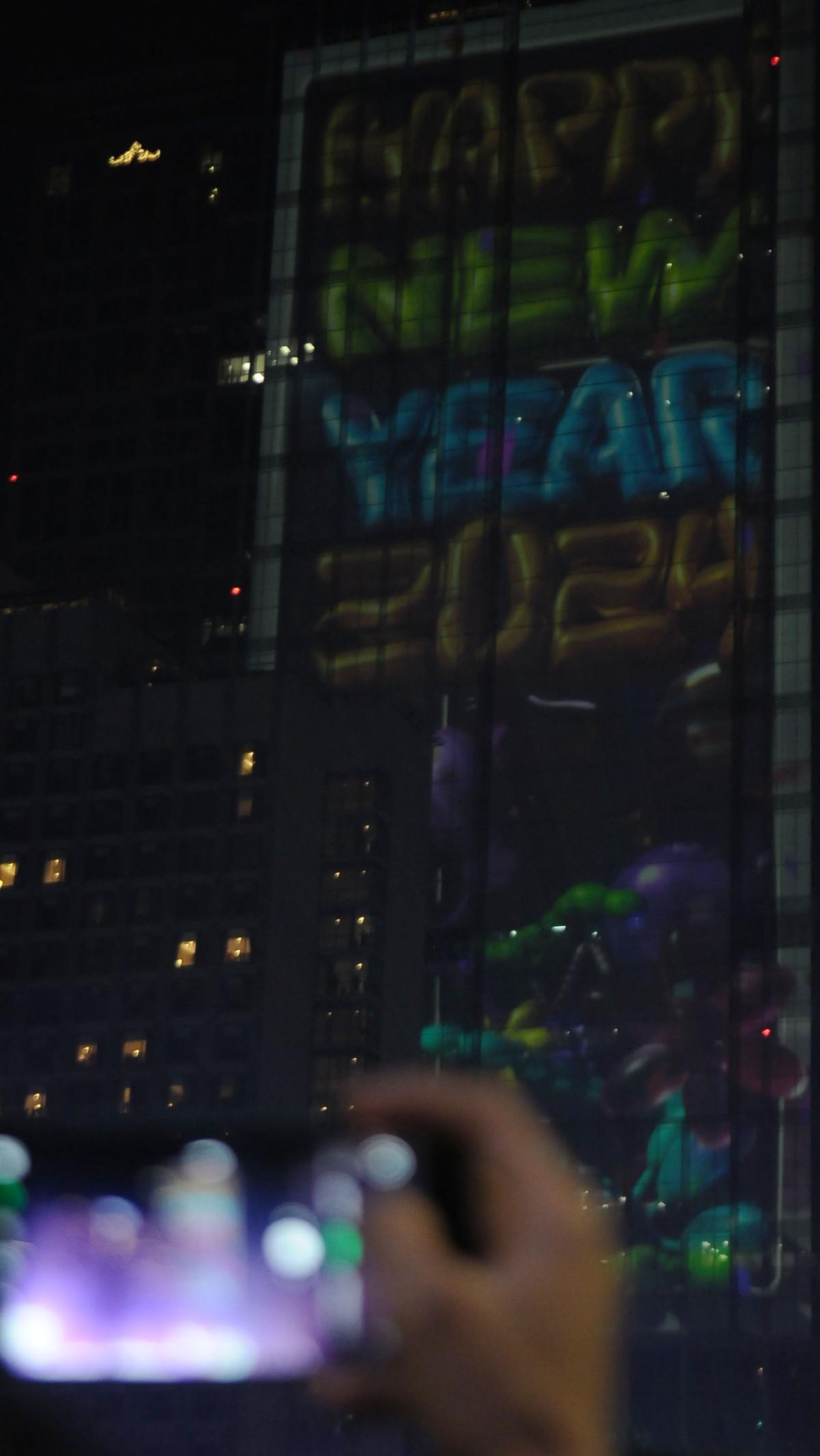 Acara itu digelar di Bundaran HI yang menjadi pusat perayaan malam pergantian Tahun Baru 2024 yang dipenuhi warga.<br>
