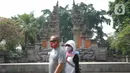Wisatawan mengunjungi anjungan Provinsi Bali di Taman Mini Indonesia Indah (TMII), Jakarta, Minggu (21/6/2020). Setelah tidak beroperasi akibat pandemi, pengelola membuka kembali TMII dengan menerapkan protokol kesehatan pencegahan COVID-19 dan pembatasan pengunjung. (Liputan6.com/Immanuel Antonius)
