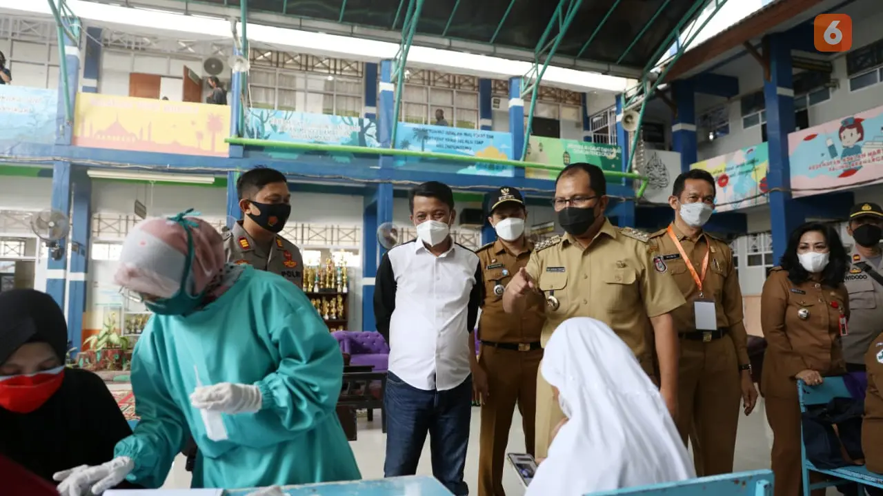 Wali Kota Makassar Danny Pomanto meninjau simulasu PTM (Liputan6.com)