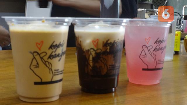 Menu di Kopi Kangen (Dari sebelah kiri; Kangen Bebeb (kopi, susu, gula aren), Kangen Dimanjah (kopi, susu, dan tolak angin), dan Kangen Mantan (teh lavender, lemon, dan air kelapa). (dok. Liputan6.com/Adhita Diansyavira)