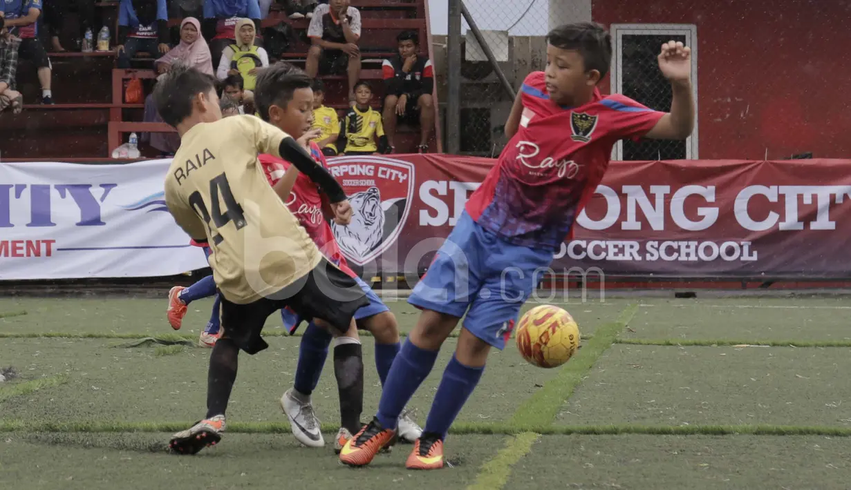 Pemain Abstrax FA (kiri) berebut bola dengan pemain Bedok YS Singapura dalam laga U-10 Serpong City International Soccer Tournament di Sabnani Park, Tangerang Selatan. Sabtu (3/12/2016). (Bola.com/Arief Bagus)