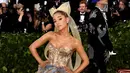 Terinspirasi dari Sistine Chapel, Ariana Grande cantik banget dengan gaun Vera Wang. (Getty Images/Cosmopolitan)