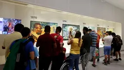 FIFA Museum dibuat di area Fan Festival yang berada di Al Bidda Park, Doha tersebut, cukup diminati oleh para pengunjung. (Bola.com/Ade Yusuf Satria)