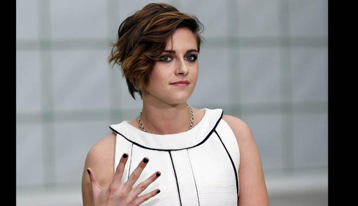Mata yang tajam menjadi salah satu ciri khas Kristen Stewart saat berpose di acara fashion show Chanel di Paris Fasion Week, Prancis, Selasa (27/1/2015). (AFP PHOTO/Francois GUILLOT)