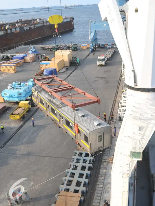 Gerbong KRL diturunkan dari kapal menggunakan alat berat setibanya di Pelabuhan Tanjung Priok, Jakarta, Rabu (6/1). Kedatangan gerbong KRL ini menandai akhir program pengadaan 120 kereta PT KAI Commuter Jabodetabek tahun 2015 (Liputan6.com/Gempur M Surya)
