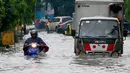 Kendaraan melintasi banjir yang melanda Metropolitan Manila, Filipina, Jumat (20/7). Selain bagian Metropolitan Manila, banjir juga terjadi di provinsi lain. (AP Photo/Bullit Marquez)