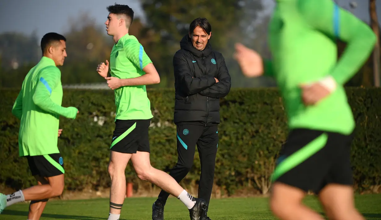 Pelatih Inter Milan, Simone Inzaghi menyaksikan pemainnya berlatih di Suning Training Center di Appiano Gentile dekat Milan(18/10/2021). Inter Milan akan bertanding melawan Sheriff pada Grup D Liga Champions. (AFP/Marco Bertorello)