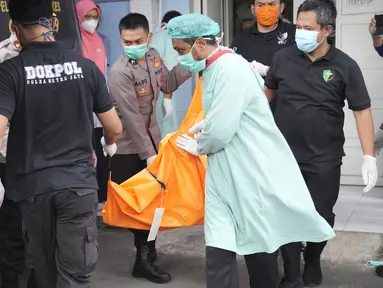 Petugas memindahkan kantong jenazah korban kebakaran Lapas Kelas I Tangerang untuk dibawa menuju RS Polri dari kamar jenazah RSUD Kabupaten Tangerang, Rabu (8/9/2021). Sebanyak 41 warga binaan tewas akibat kebakaran yang membakar Blok C 2 Lapas Dewasa Tangerang Klas 1 A (AP Photo/Dita Alangkara)