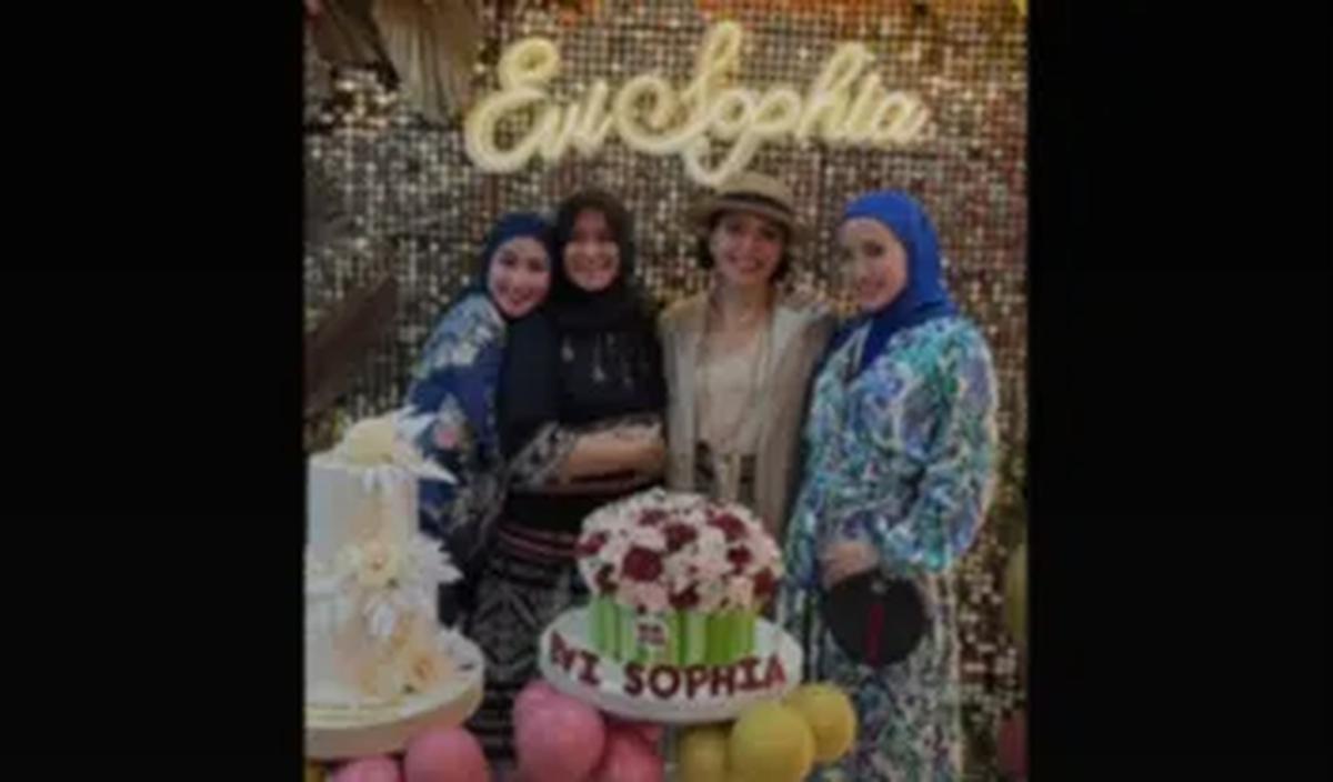 Siapa sangka, Evi cukup dekat dengan artis Annisa Trihapsari. <br>