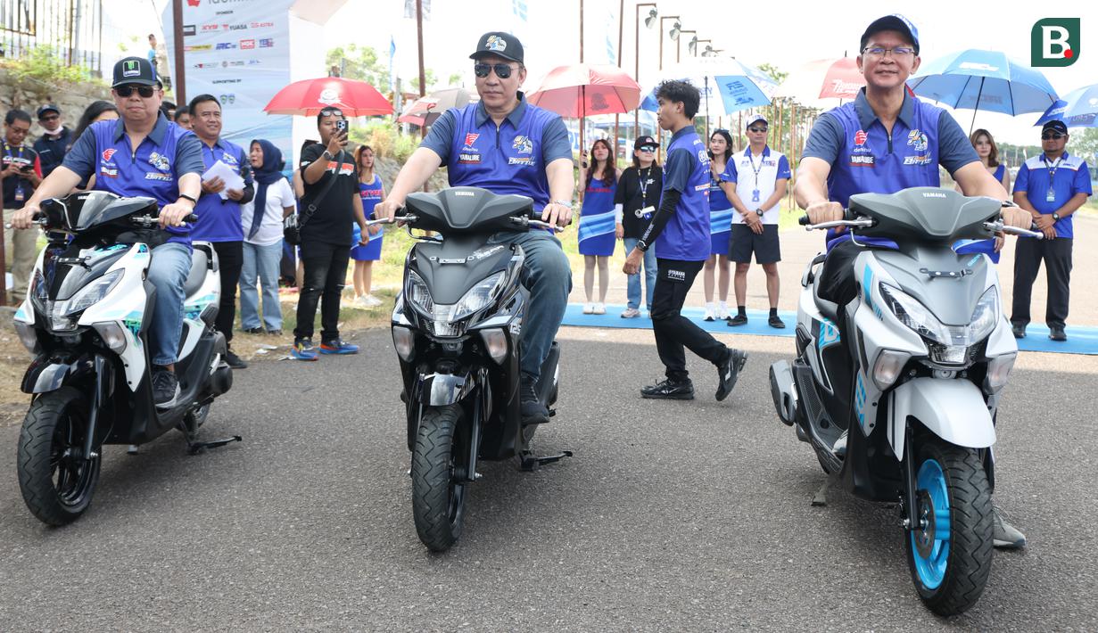Para petinggi dari Yamaha Indonesia Motor Manufacturing memamerkan motor keluaran terbaru dari Yamaha pada acara pembukaaan Yamaha Cup Race Seri 1 yang bertempat di Sirkuit Puncak Mario, Kabupaten Sidrap, Sulawesi Selatan. (Bola.com/Abdul Aziz)